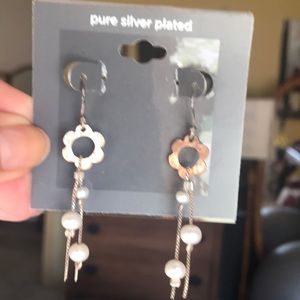 Earings with pear accent
